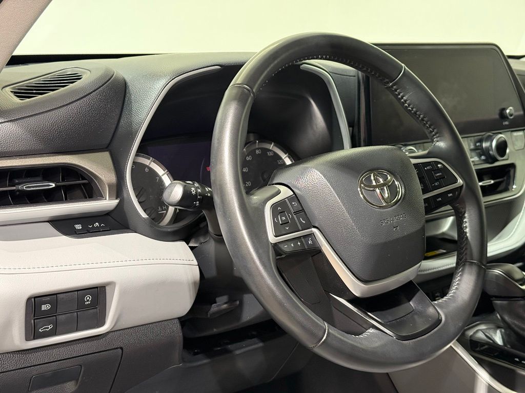 Thumbnail: 2023 Toyota Highlander - 17