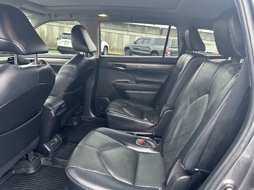 2022 Toyota Highlander Hybrid Platinum