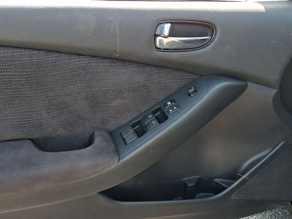 Thumbnail: 2010 Nissan Altima - 10