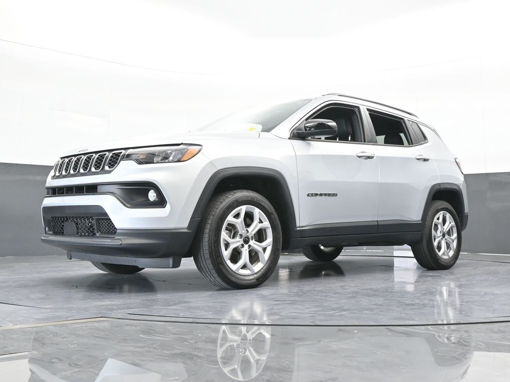 Used 2025 Silver Zynith Metallic Clearcoat Jeep Latitude image 25