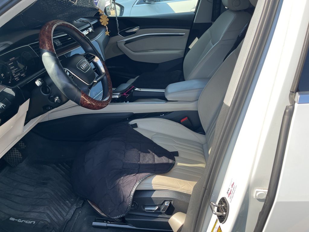 Thumbnail: 2019 Audi e-tron - 8