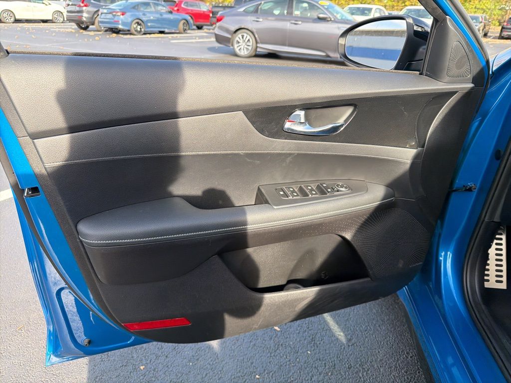 Thumbnail: 2023 Kia Forte - 19