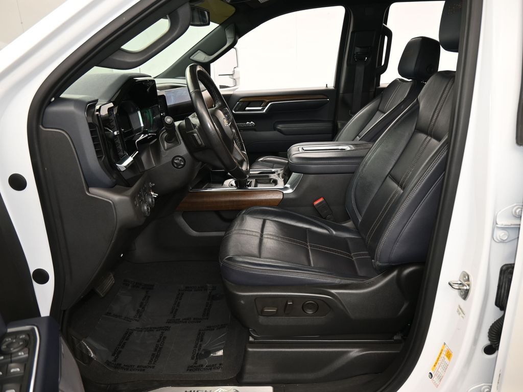 Used 2022 Iridescent Pearl Tricoat Chevrolet High Country image 11