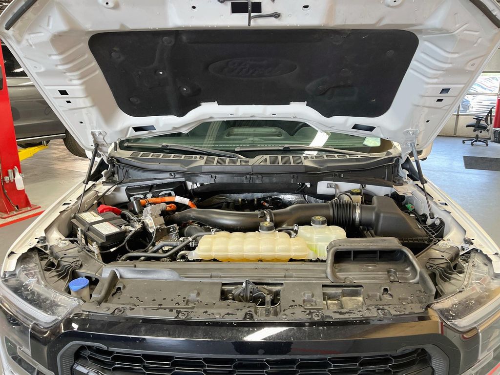 Used 2024 White Metallic Ford Lariat image 31