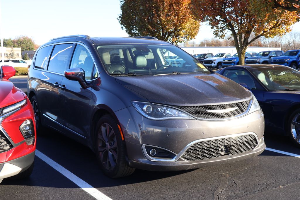 Thumbnail: 2018 Chrysler Pacifica - 3
