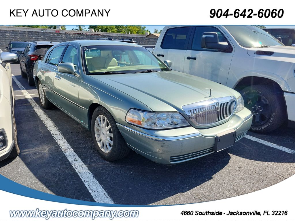 2006 Lincoln Town Car Signature Sedan Rear-Wheel Drive 4-Speed Automatic Overdrive