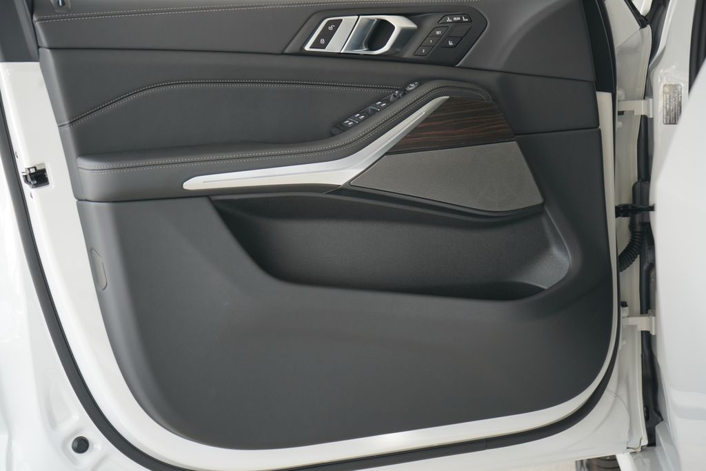 Thumbnail: 2026 BMW X7 - 9