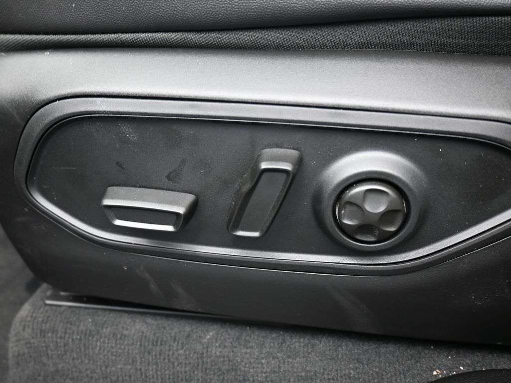 New 2026 Diamond Black Crystal Pearlcoat Jeep Limited image 13