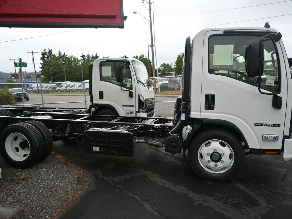 2025 Isuzu NPR XD 