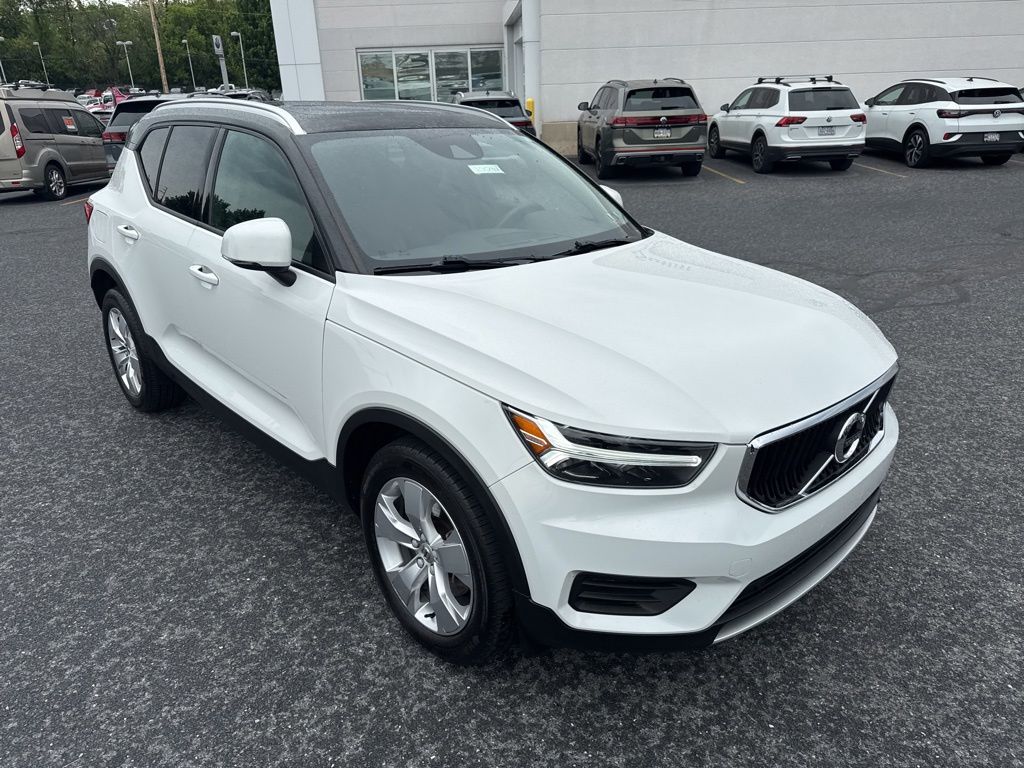2020 Volvo XC40 Momentum White at Sutliff Volkswagen