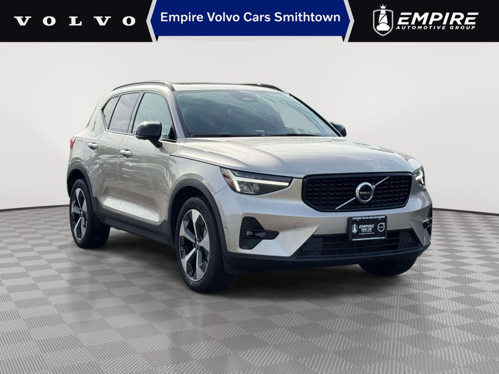 2023 Volvo XC40 B5 Plus Dark Theme AWD