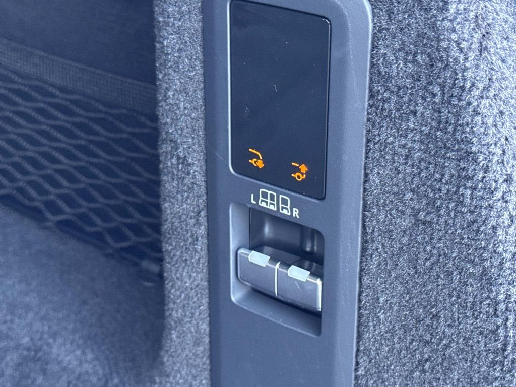 Certified Used 2025 Gray Land Rover Dynamic SE image 7