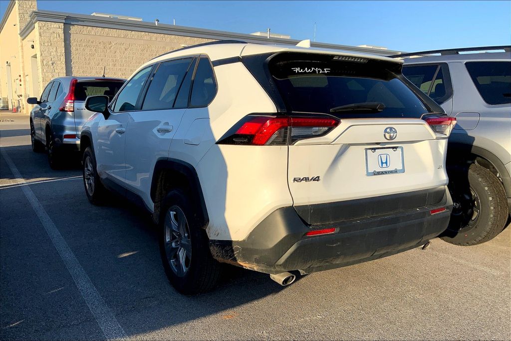 2023 Toyota RAV4 XLE 3