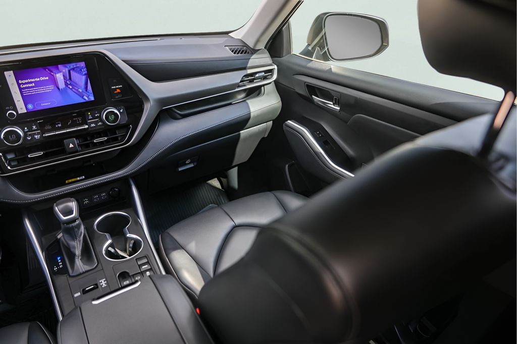 Used Car 2023 Toyota Highlander  Xle For Sale Under $35,000 In Austin, Texas