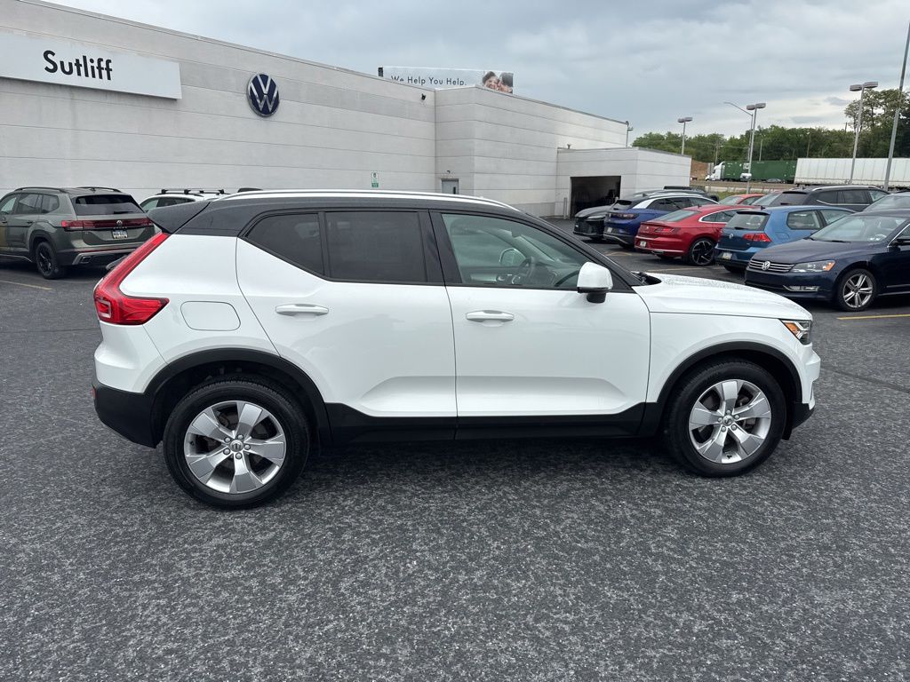 2020 Volvo XC40 Momentum White at Sutliff Volkswagen