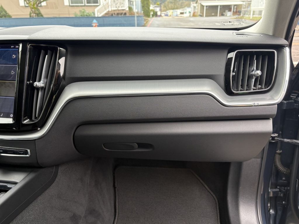 2022 Volvo XC60 B5 Momentum