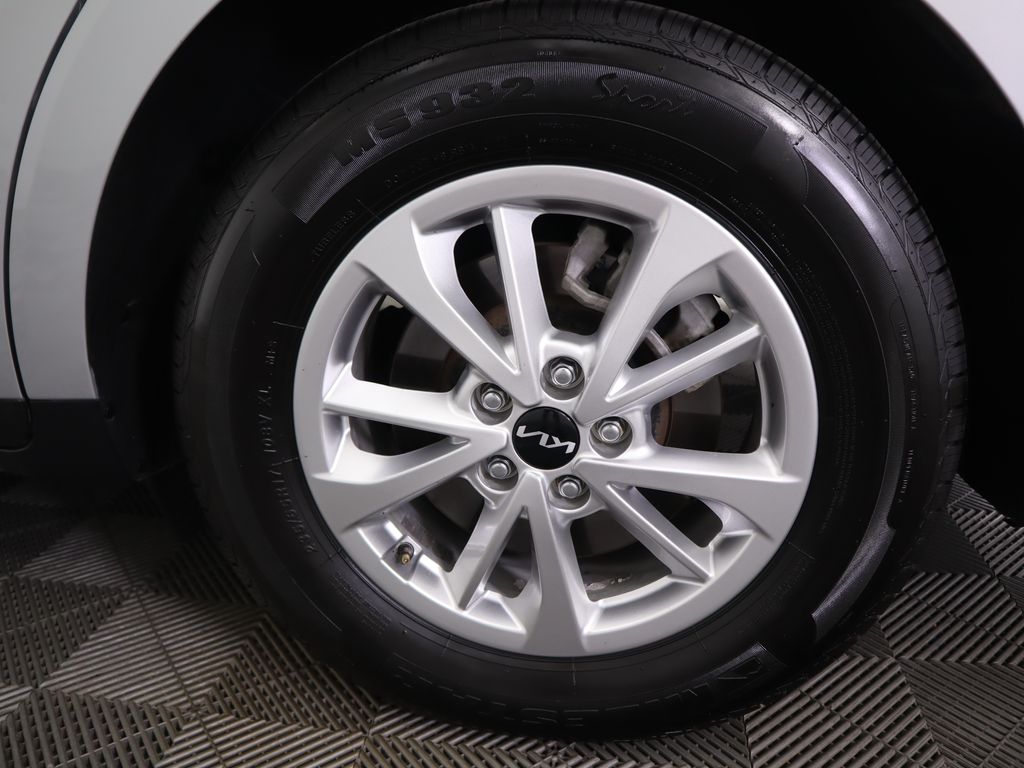 Thumbnail: 2023 Kia Carnival - 32