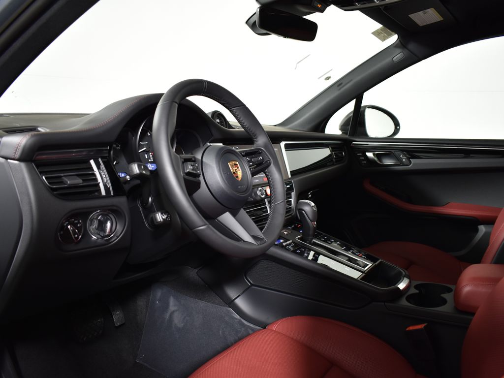 Thumbnail: 2026 Porsche Macan - 4