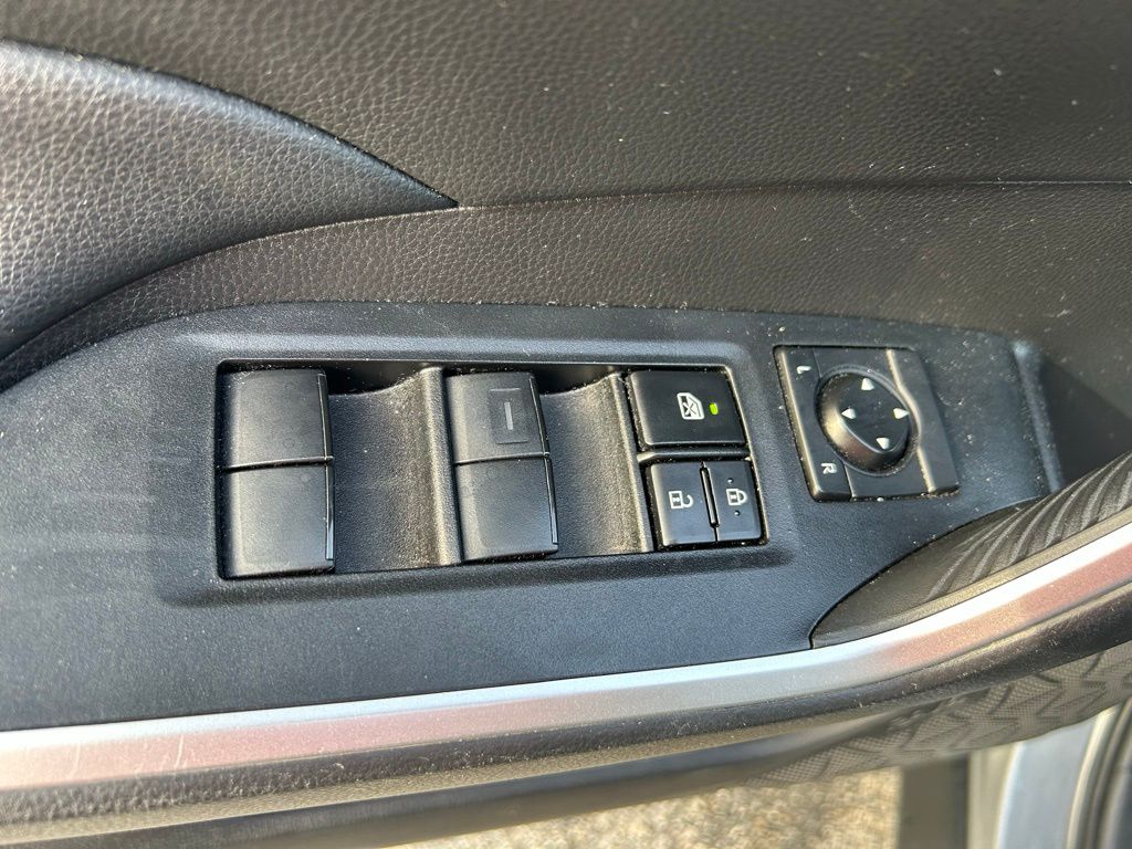 Thumbnail: 2021 Toyota RAV4 - 17