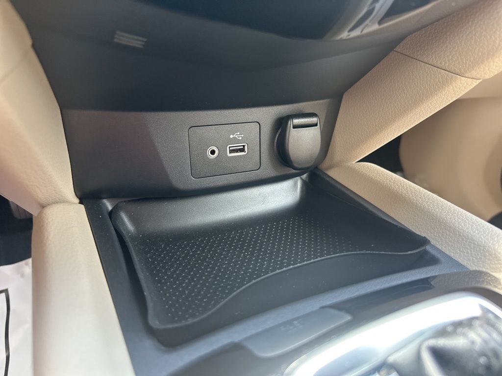 2018 Pearl White Nissan Rogue SV FWD SUV