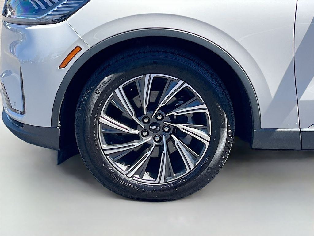 Used 2025 White Lincoln Premiere image 33