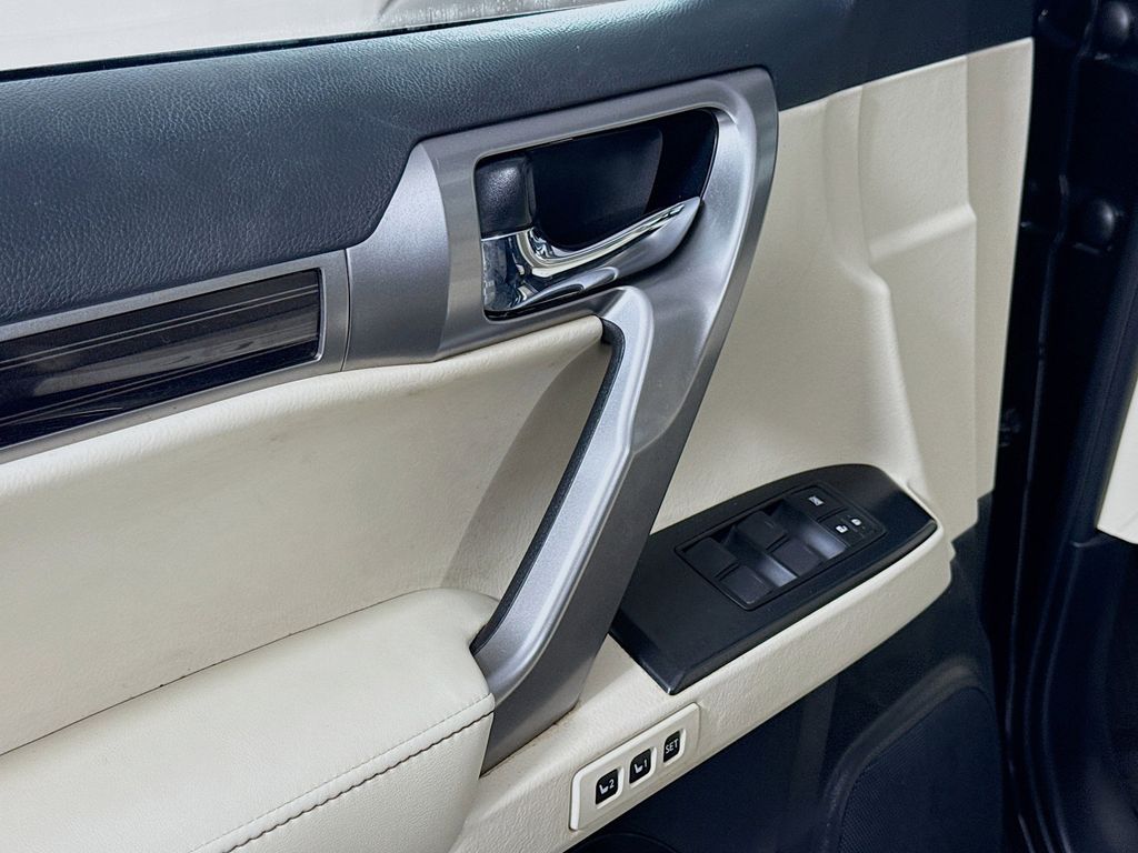 Thumbnail: 2023 Lexus GX - 18
