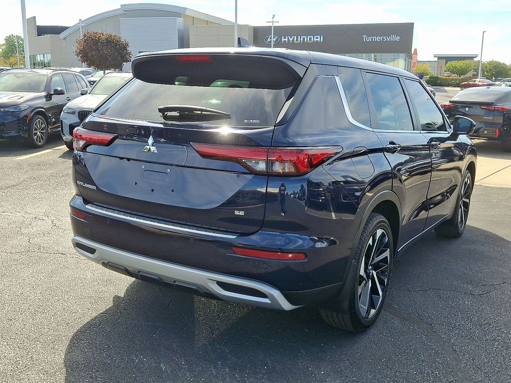 Thumbnail: 2023 Mitsubishi Outlander - 6