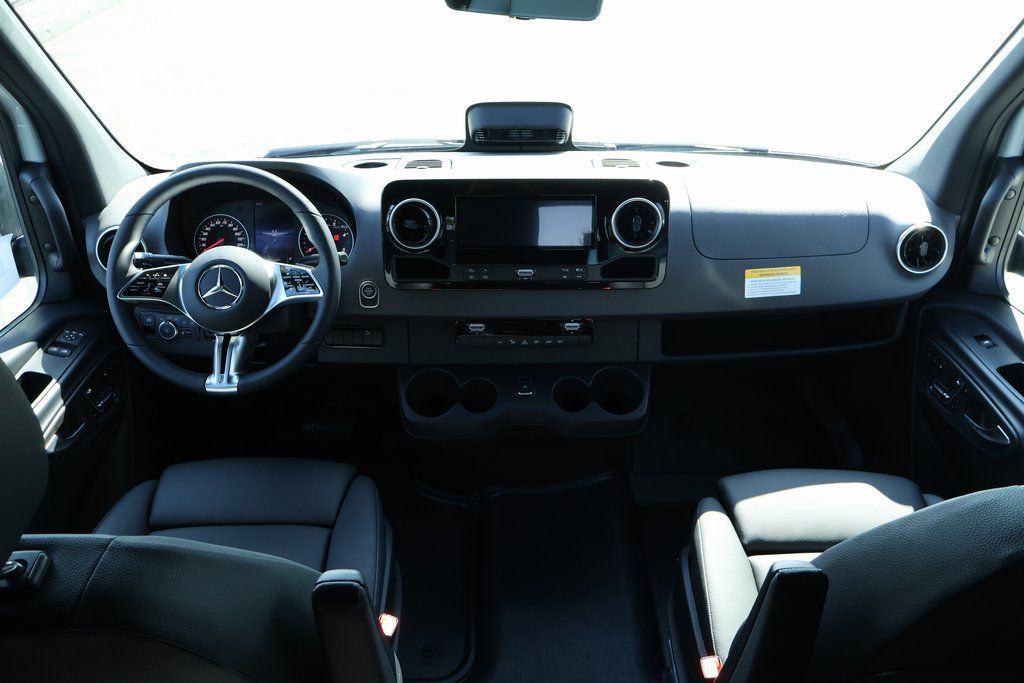 Thumbnail: 2025 Mercedes-Benz Sprinter - 4