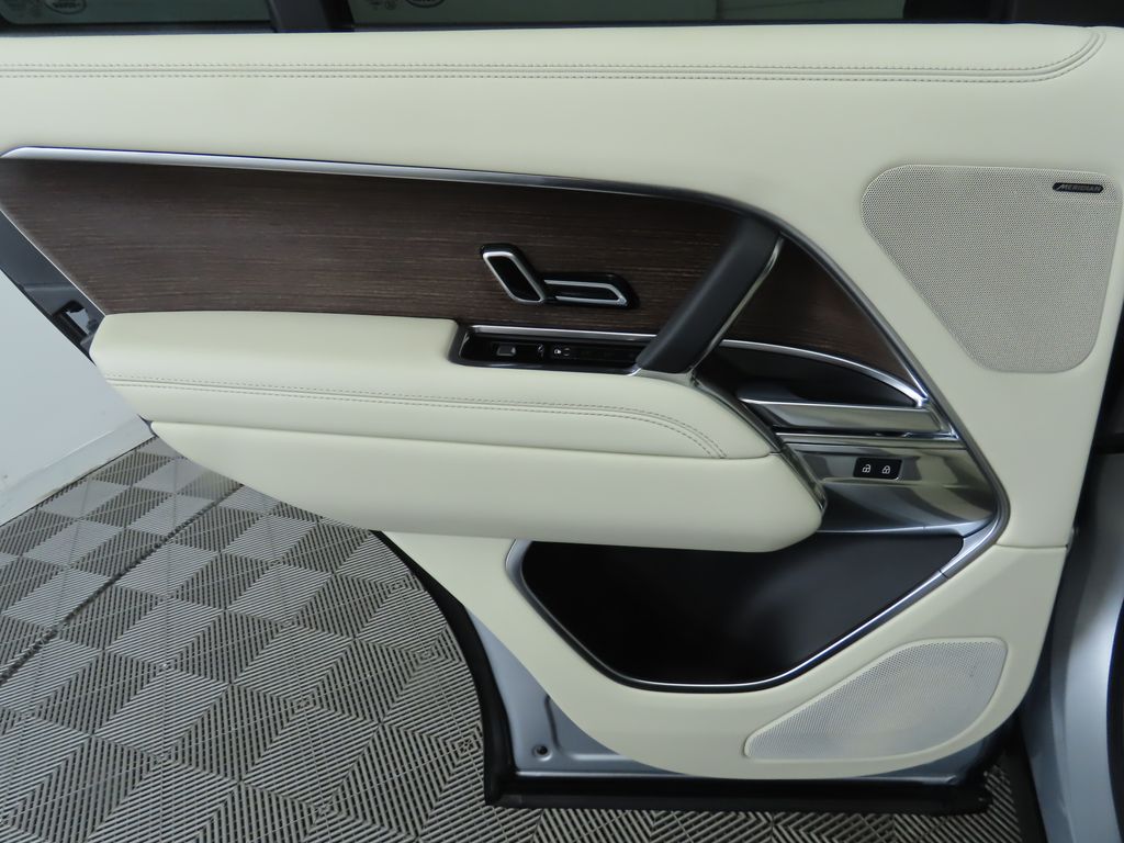 2023 Land Rover Range Rover SE 27