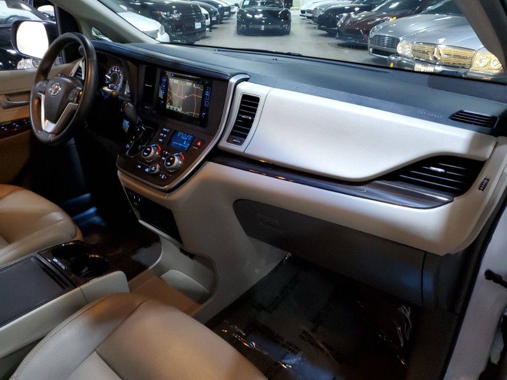 2017 Toyota Sienna XLE Premium 16