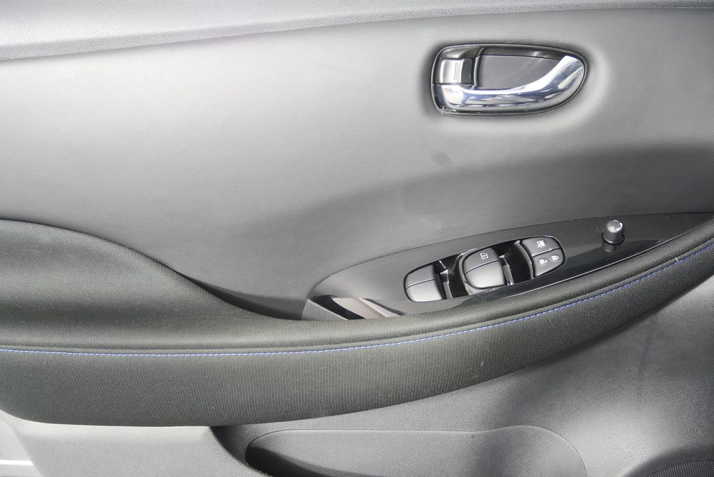 Thumbnail: 2022 Nissan Leaf - 8