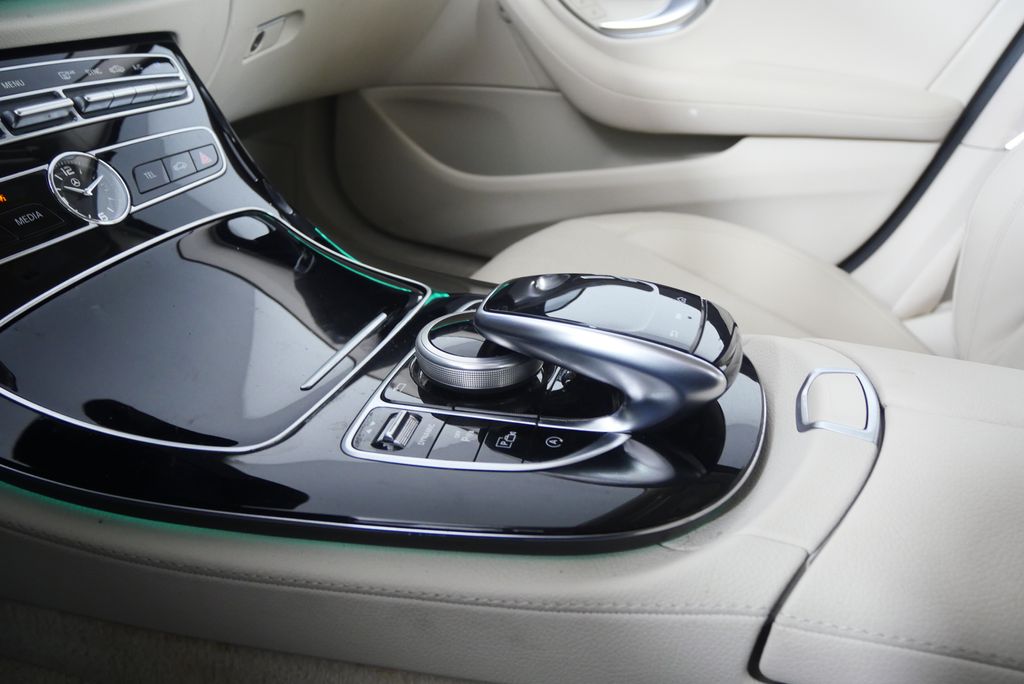 Thumbnail: 2017 Mercedes-Benz E-Class - 25