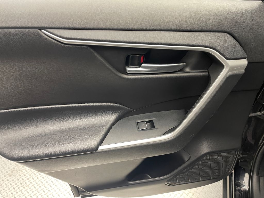 2022 Toyota RAV4 XLE 31