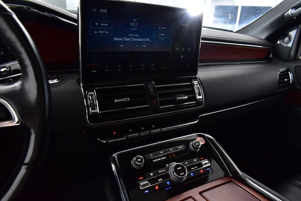 Thumbnail: 2024 Lincoln Navigator L - 18