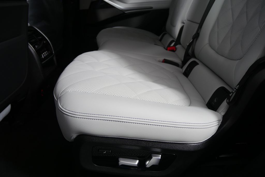2026 BMW X7 xDrive40i 14