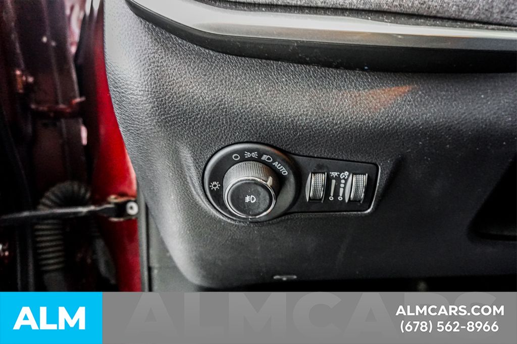 Used 2022 Red Jeep Latitude Lux image 33