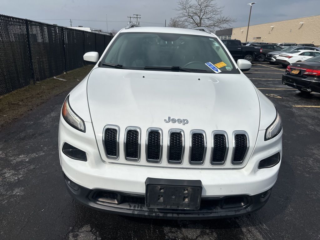 Used 2018 White Jeep Latitude Plus image 3