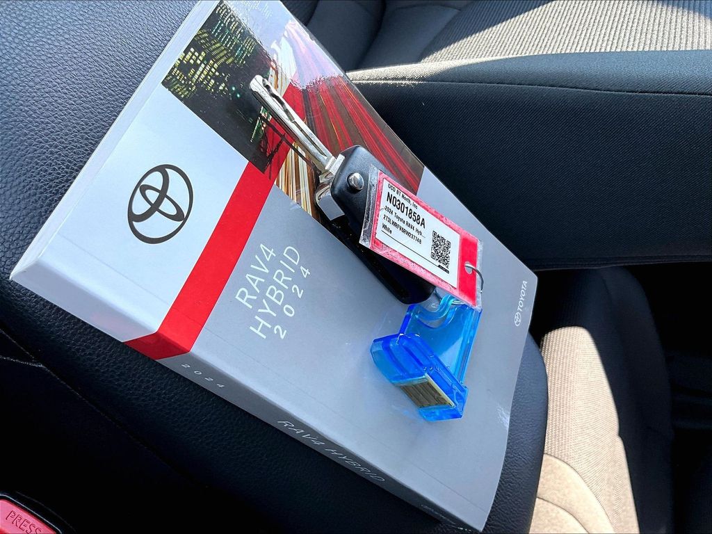 2024 Toyota RAV4 Hybrid — photo 30