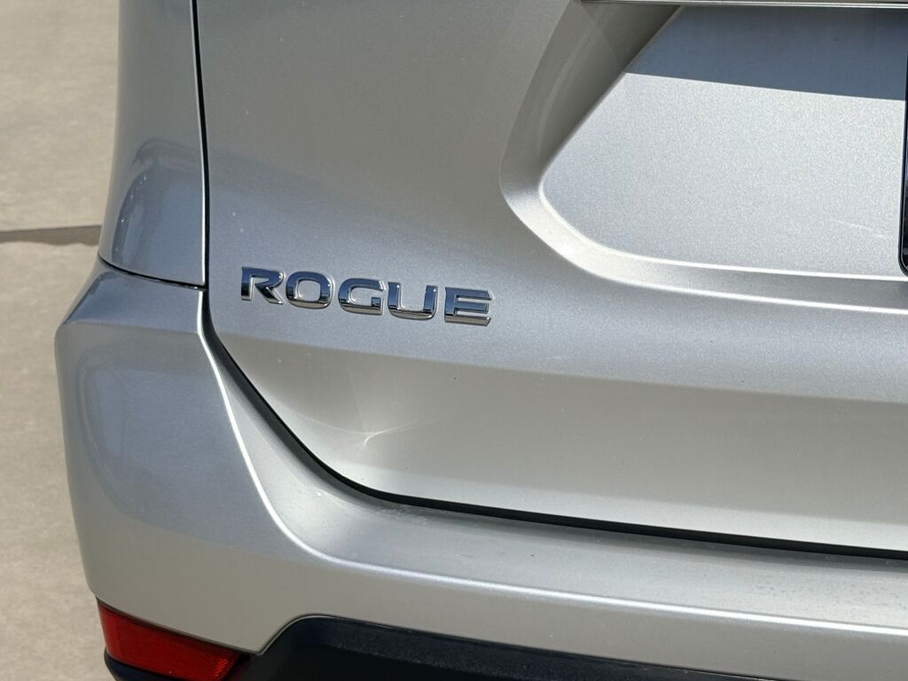 Thumbnail: 2017 Nissan Rogue - 11