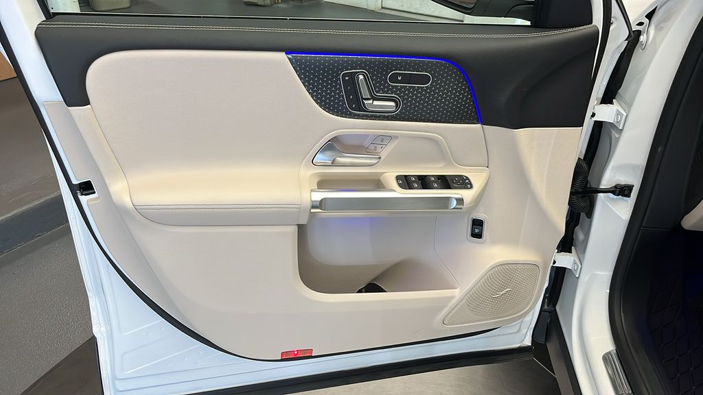 2025 Mercedes-Benz GLB 250 11