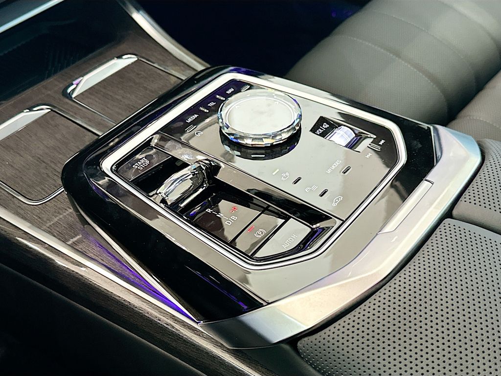 New 2026 Black BMW M70 image 15