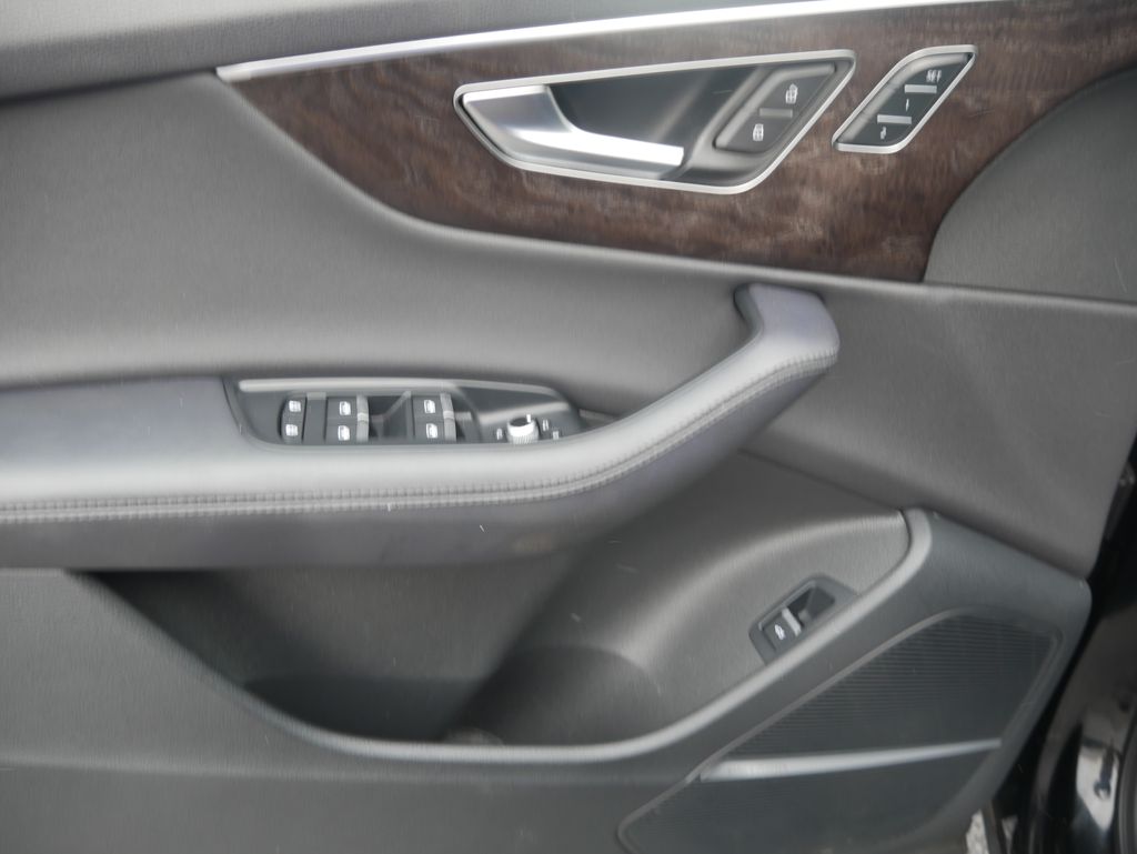 Thumbnail: 2023 Audi Q7 - 16