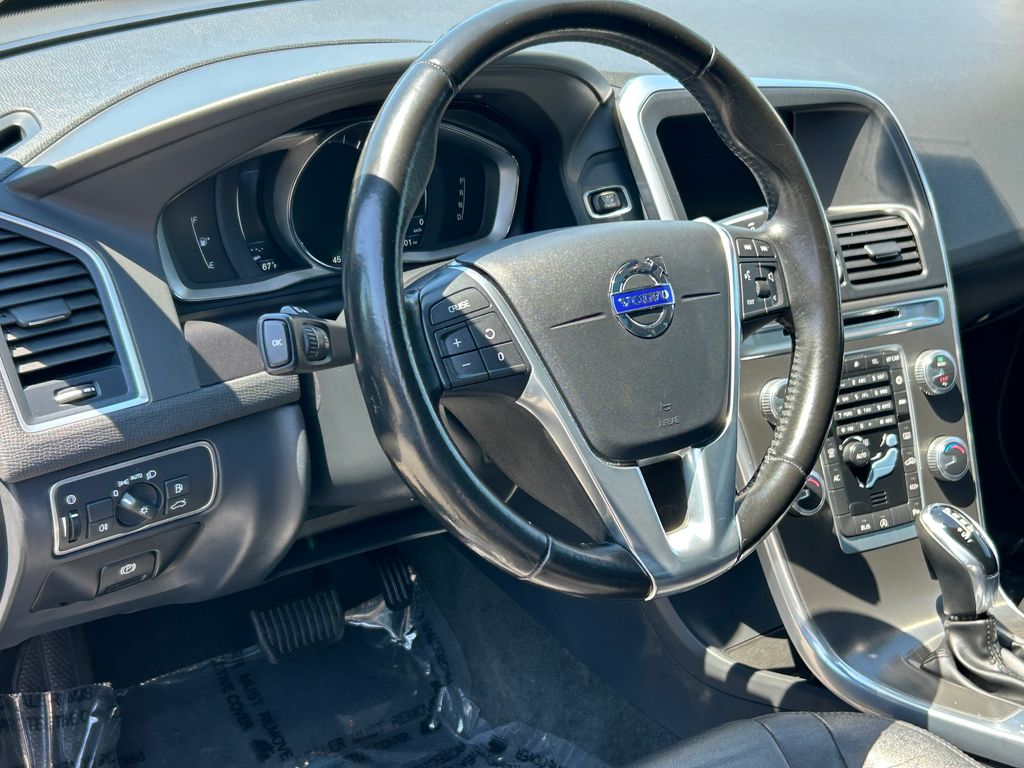 Thumbnail: 2016 Volvo XC60 - 14
