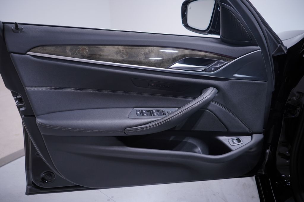 Thumbnail: 2022 BMW 5 Series - 16