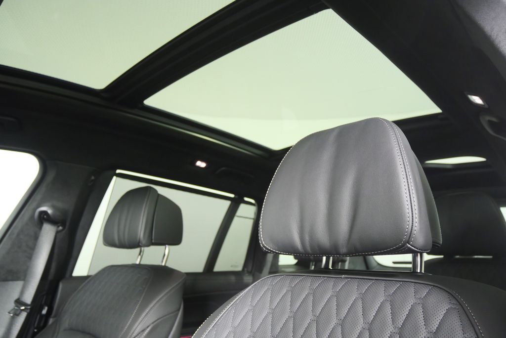 Thumbnail: 2026 BMW X7 - 12