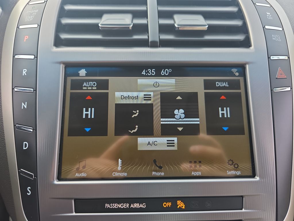 Used 2018 White Lincoln Select image 28