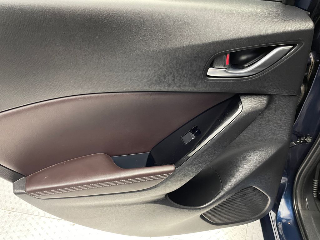 Thumbnail: 2018 Mazda Mazda3 - 32