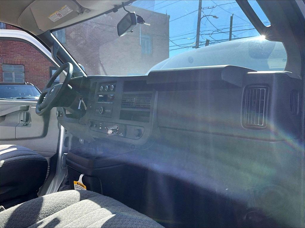 2025 Chevrolet Express 3500 — photo 10