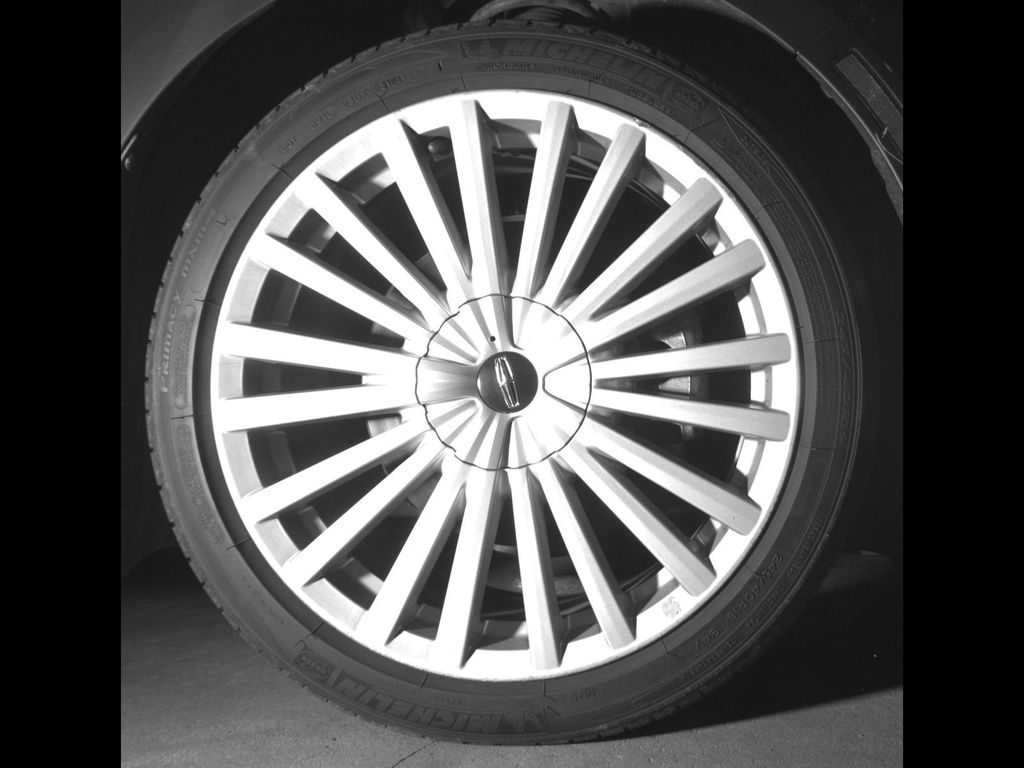 Used 2017 Ruby Red Metallic Lincoln Reserve image 9