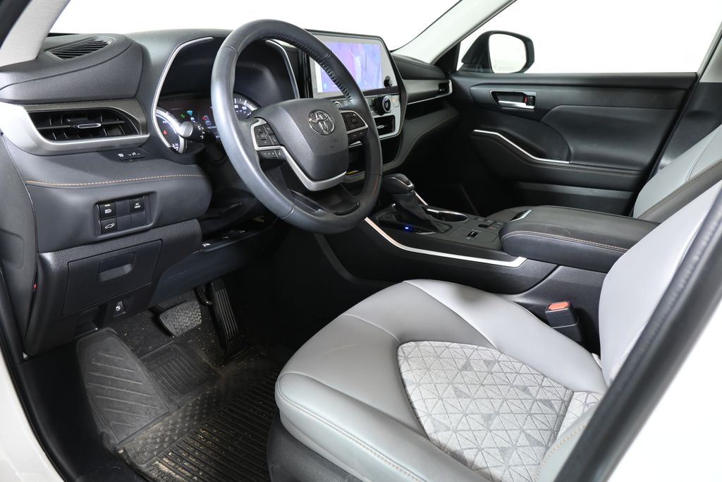 Thumbnail: 2023 Toyota Highlander - 14